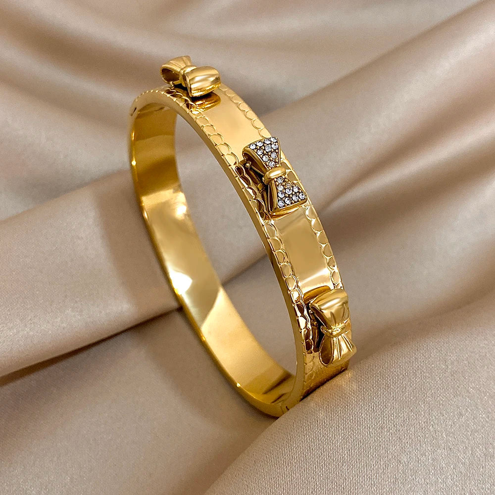 Sovict Flower Rhinestone Cuff