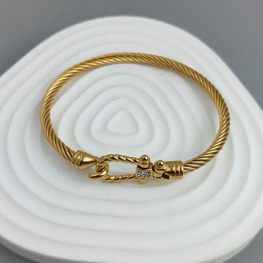 Sovict Horseshoe Wire Bracelet