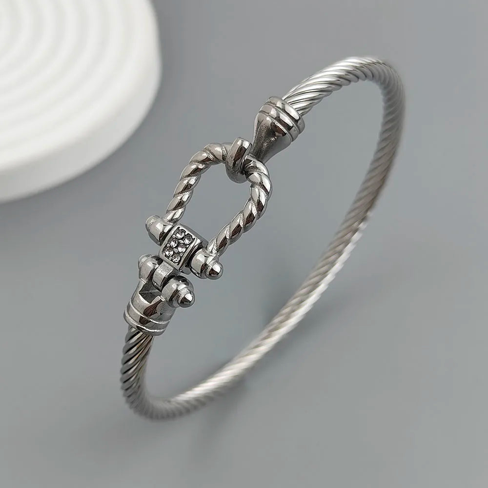 Sovict Horseshoe Wire Bracelet