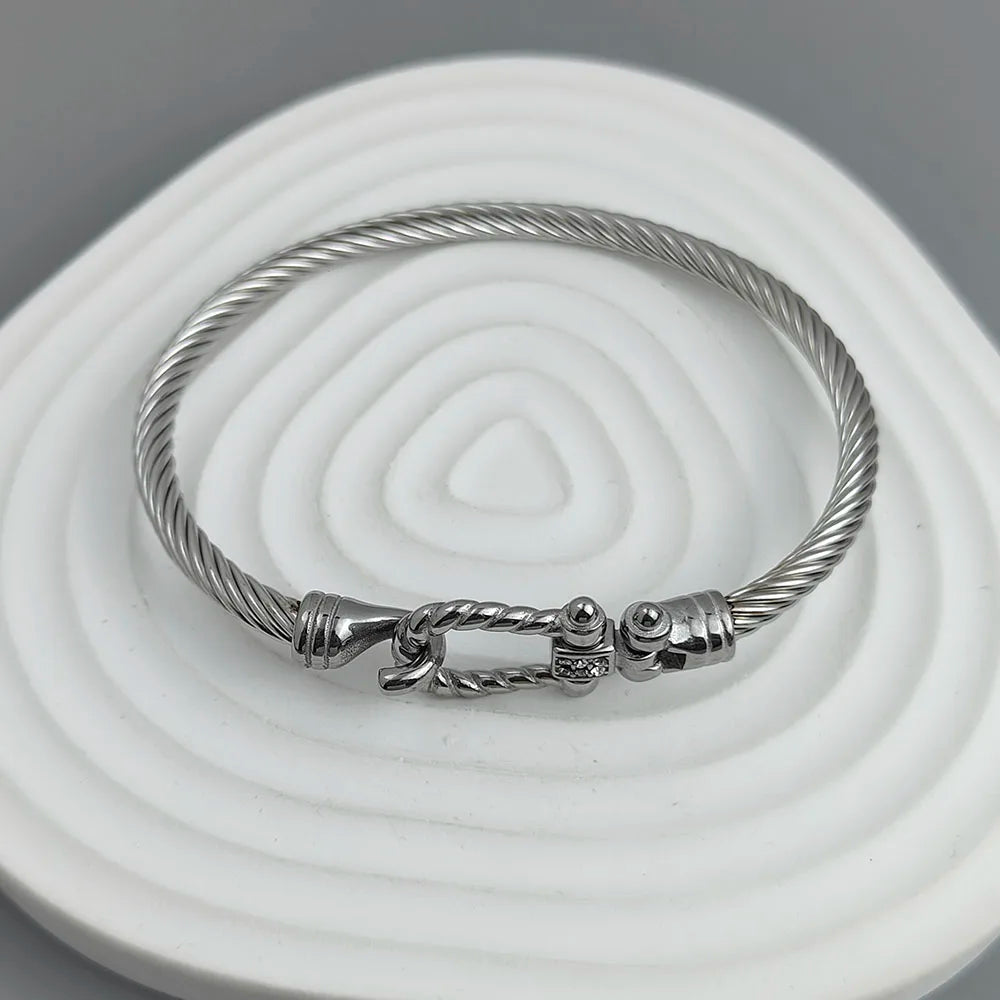 Sovict Horseshoe Wire Bracelet