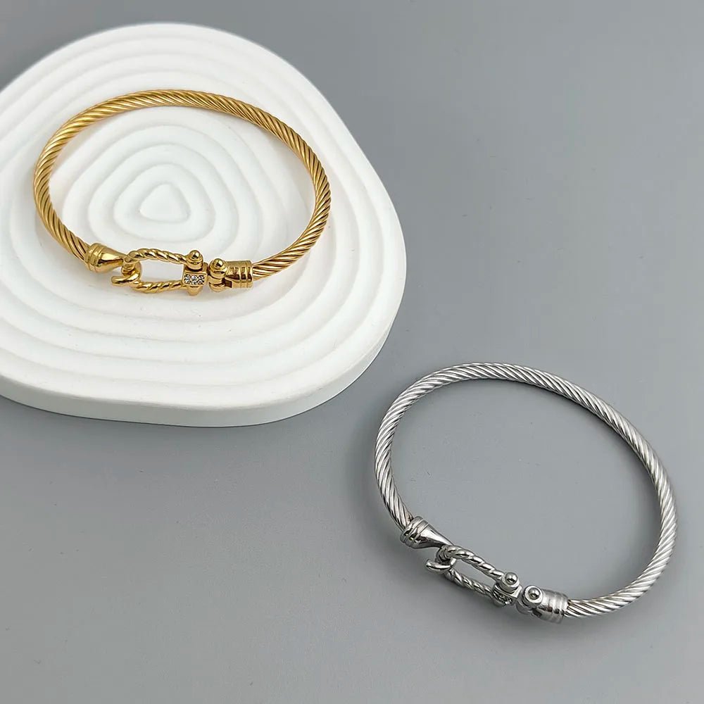 Sovict Horseshoe Wire Bracelet